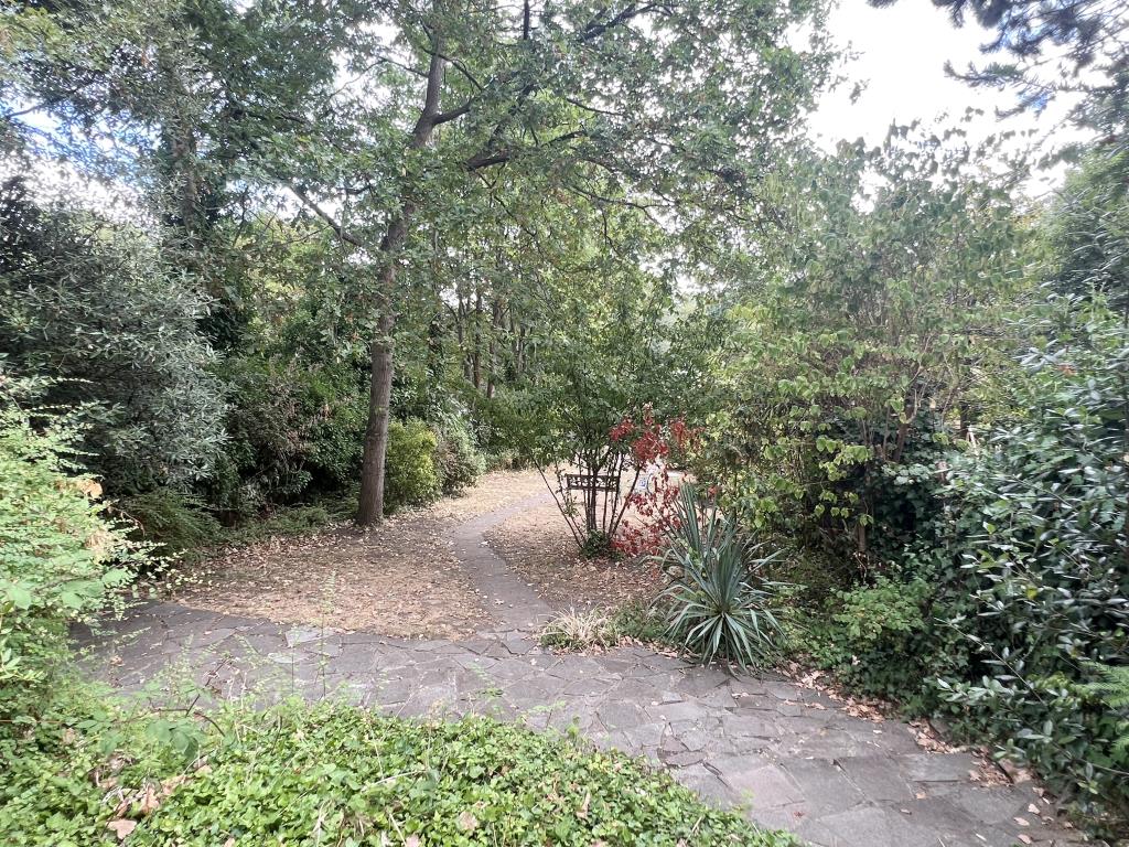 Lot: 115 - VACANT APARTMENT ON LONG LEASE AND SHARE OF FREEHOLD -